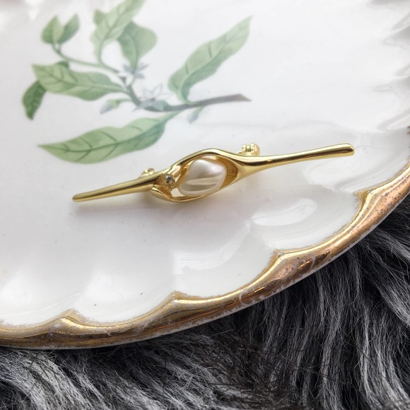 Vintage gold brass pin brooch with pearl hat scarf jewelry - Picture 1 of 4